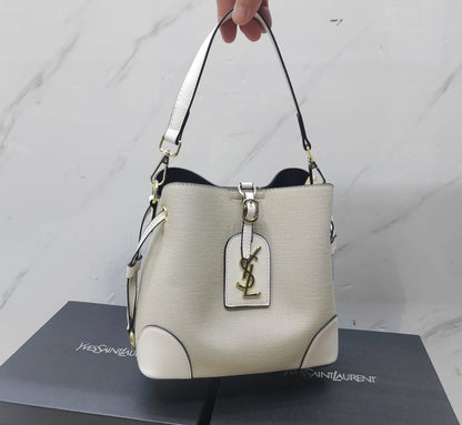 Mixed bags 

100 dhs🪙🖤

good quality

Zain143
♥️♥️♥️