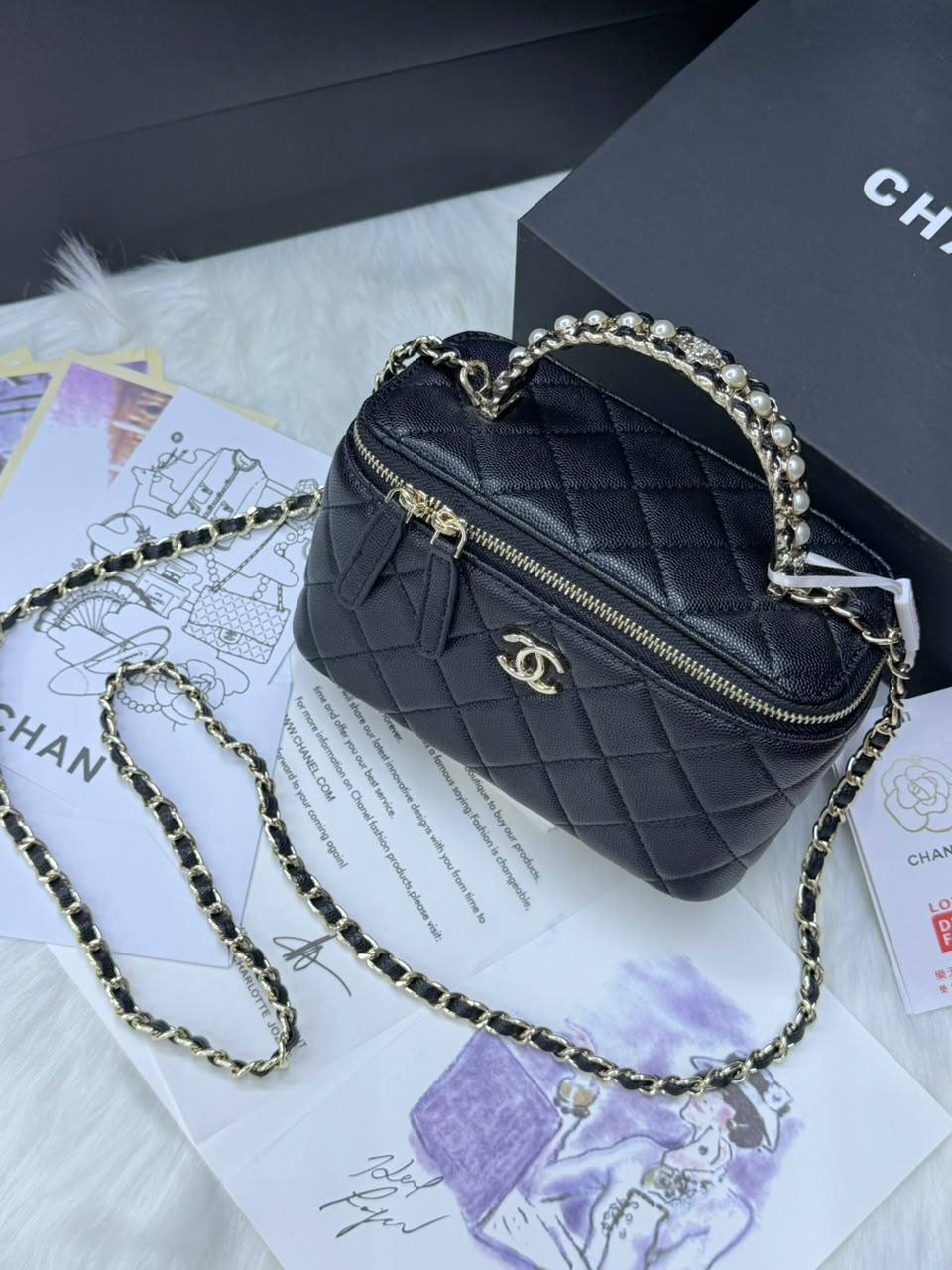 Chanel

150 dhs
With box

Zain38
♥️♥️♥️