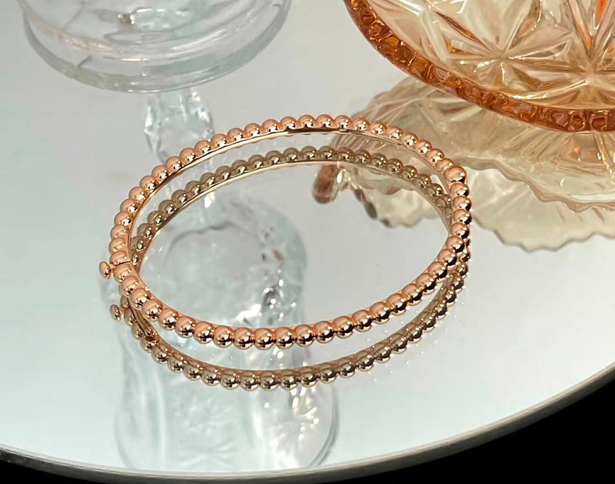 VCA 
Bangle ✨
Master quality 💯
With normal boxes 🗃️ 
60 dhs🇦🇪🇦🇪

With master box 📦 
100 dhs🇦🇪🇦🇪

Zain216
♥️♥️♥️