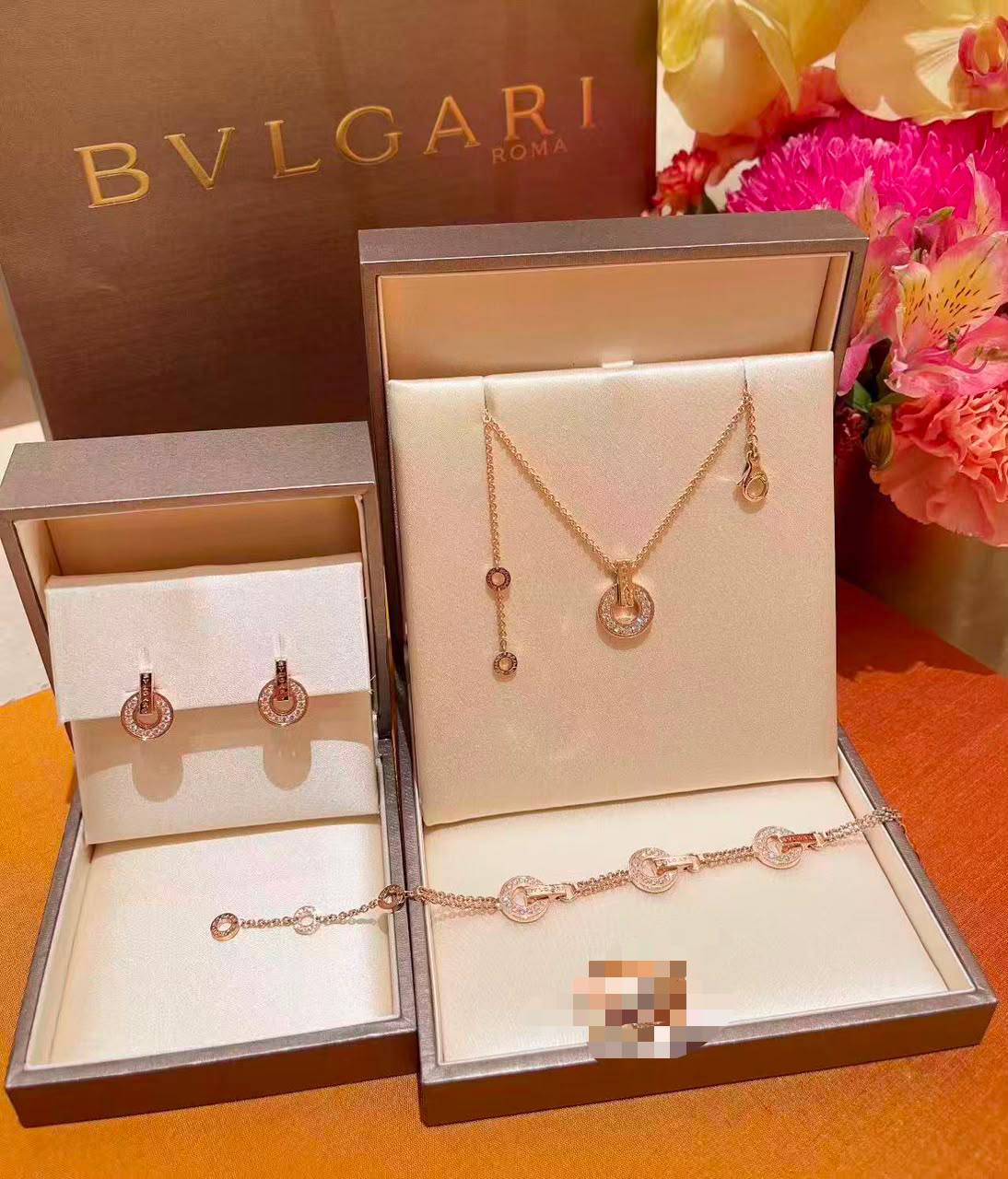 Bulgari Set

Necklace 
Earrings 
Bracelet 
Master quality 🌸
170 dhs🇦🇪🇦🇪 
With normal box 📦

Zain48
♥️♥️♥️