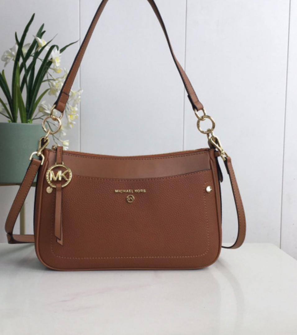 MK

90 dhs💓

SIZE：24cm
Good quality 


with box
🎁🎁🎁

Zain35
♥️♥️♥️