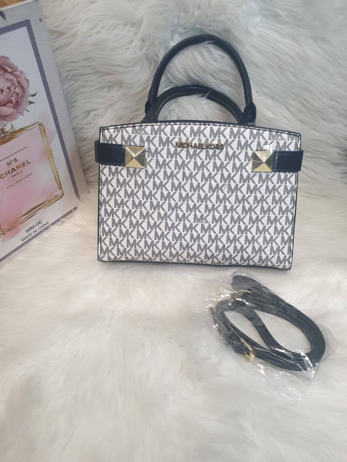 MK
⚡26 cm
⚡with box
100 dhs✅

Zain118
♥️♥️♥️