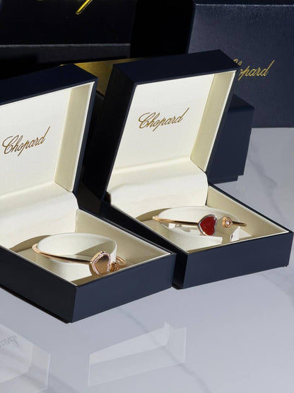 CHOPARD
New Collection 😍
Quality: Super Master 
Non -Tarnish color
For Price 👇 WTSP Text Zain 0568585901

Zain268
♥️♥️♥️