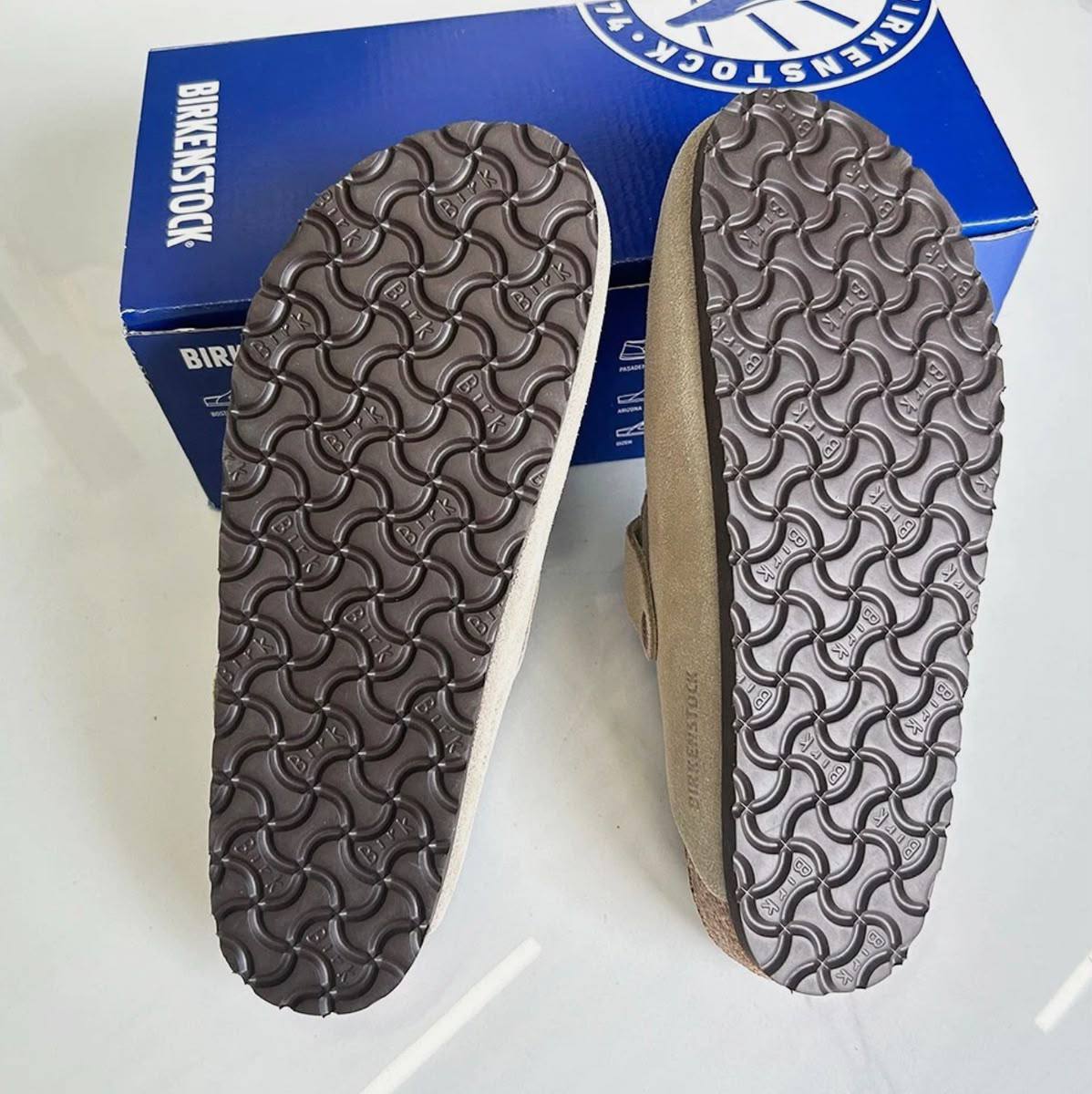 BIRKENSTOCK 
LEATHER SLIPPER 
Original  leather
150 dhs✅
40 to 45

Zain40
♥️♥️♥️