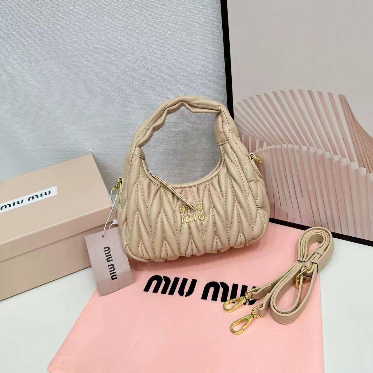 Miu Miu
withbox 
100 dhs🇦🇪🇦🇪

Zain143
♥️♥️♥️