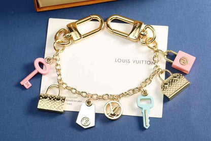 75 DHS❣️
KEYCHAIN AND BAG CHARM
WITH SAME BOX AND PAPER BAG 🛍️🎁

Zain89
♥️♥️♥️
