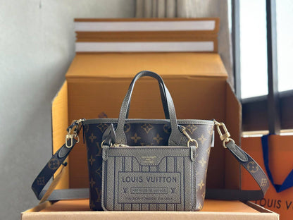 Louis Vuitton
Pattern:Classic LV Monogram Canvas
Color:Brown Monogram with grey/greige leather trim
Style:Top-handle and shoulder bag
Hardware:Gold-tone
Material: Coated Monogram canvas 
with leather trim
Size:* 39 x 30 x 15 cm

For Price 👇 WhatsApp✅
056