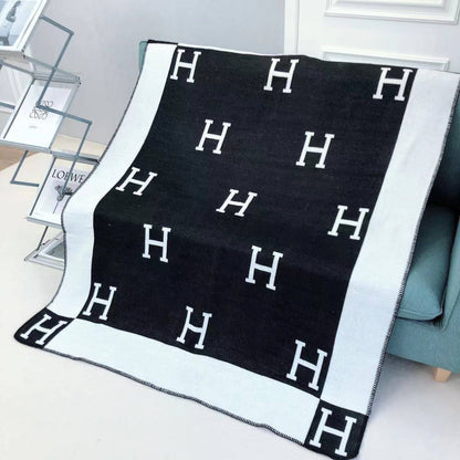 New collection 
Master 
Throw blanket in Merinos wool and cashmere (90%
rinos wool, 10% cashmere)
Size 135*170
👉🏽Blanket 
150 dhs✅

👉🏽Pillows with feeling
90 dhs✅

Zain99
♥️♥️♥️