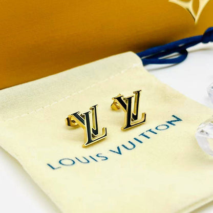 New arrival branded stainless steel with 18k gold plated Small earrings 
20 dhs🪙🌨️
30 dhs🪙🌨️
with branded box and paperbag 
*non tarnish 
*friendly for skin

Zain243
♥️♥️♥️