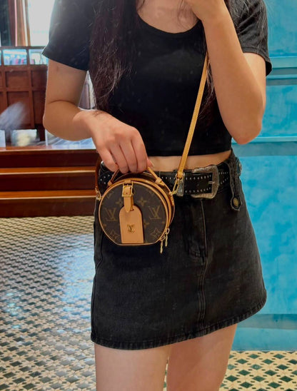 LV
100 dhs💓
size：mini
Good-quality with box

Zain35
♥️♥️♥️