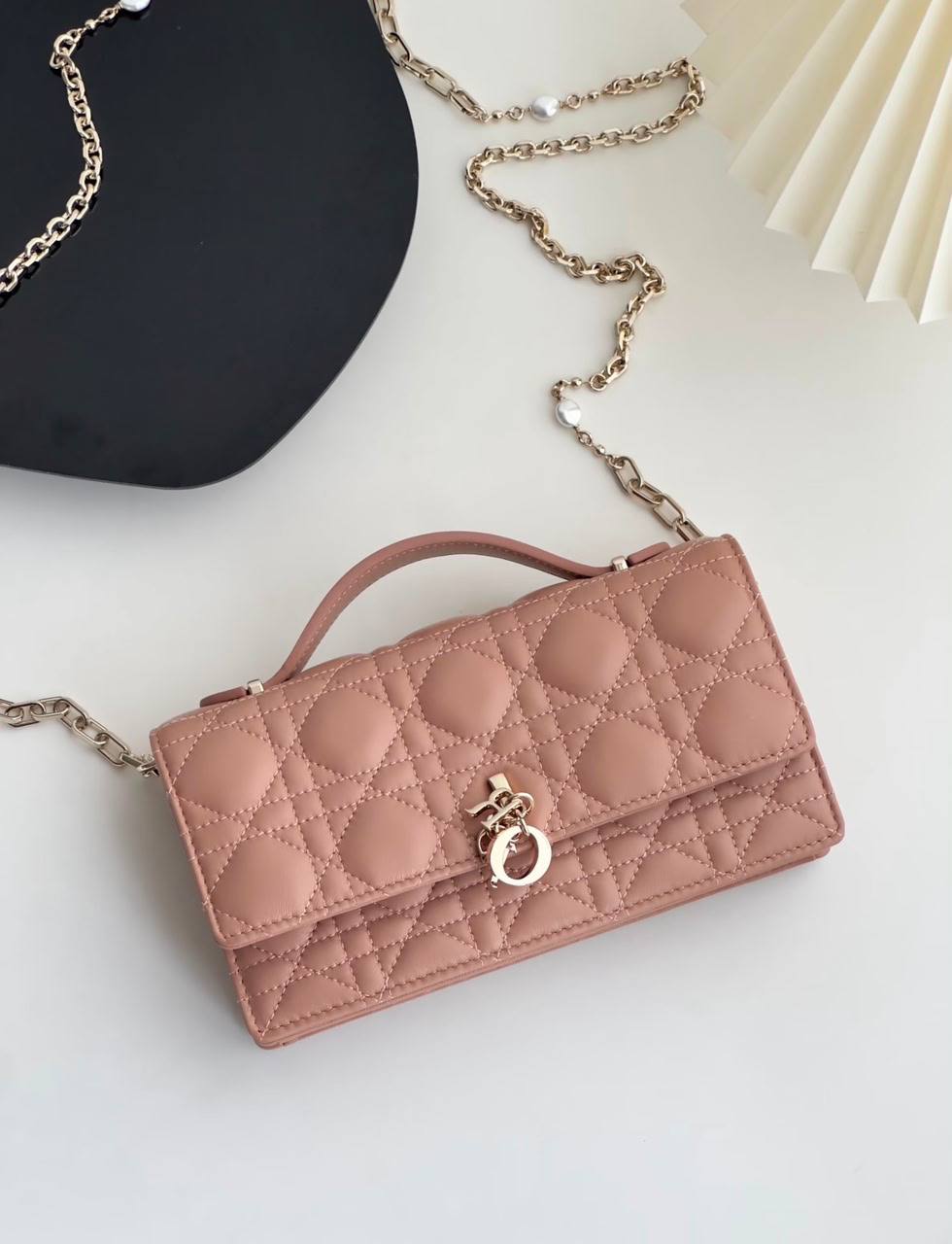 Dior
110 dhs✅
size：22cm
Good-quality 

with box🎁🎁🎁

Zain35
♥️♥️♥️