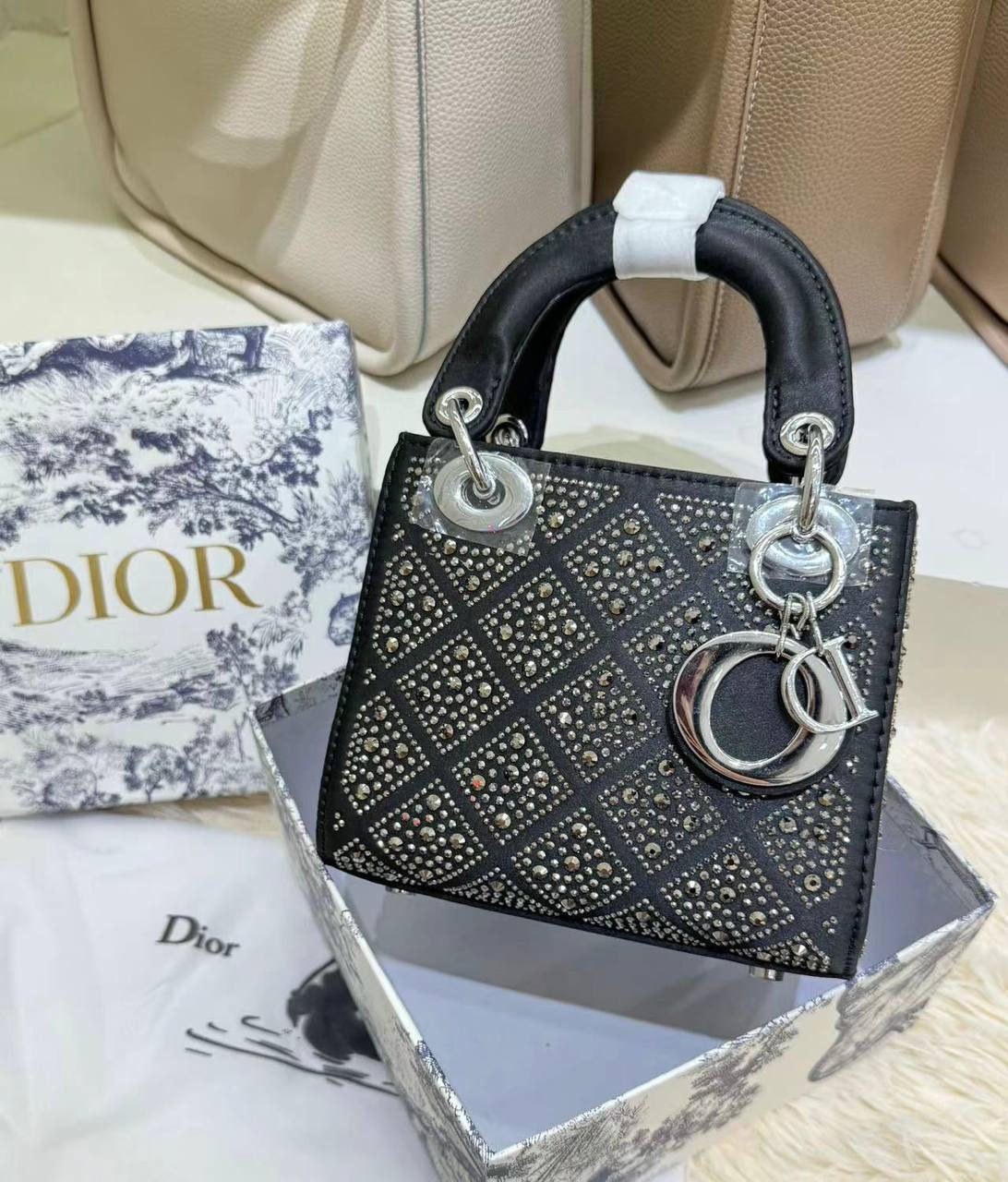 LADY DIOR 
GOOD QUALITY 

WITH BOX 🎁🎁🎁
120 dhs✅

Zain39
♥️♥️♥️