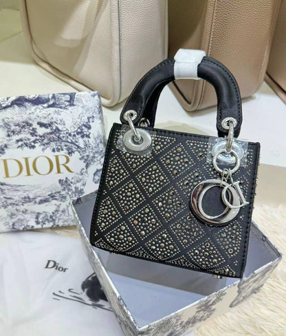 LADY DIOR 
GOOD QUALITY 

WITH BOX 🎁🎁🎁
120 dhs✅

Zain39
♥️♥️♥️