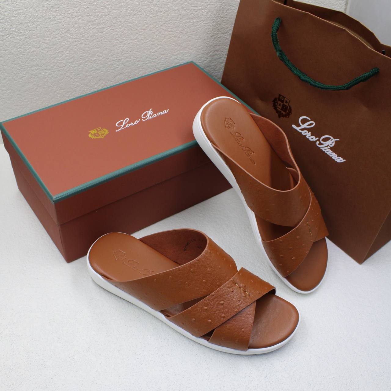 LORO PIANA SANDAL MEN 
SIZE 39 TO 46

180 dhs🪙🌺

Zain58
♥️♥️♥️