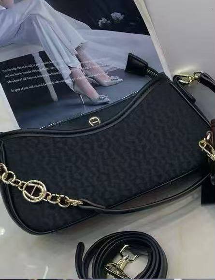 Aigner

Good quality 

Size:25*cm

110 dhs🇦🇪🇦🇪

Zain70
♥️♥️♥️