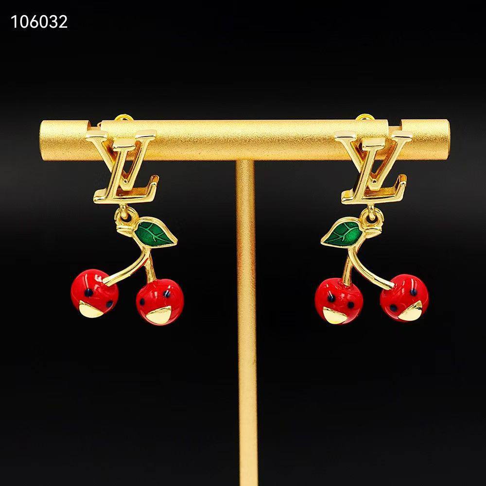 LV
Necklace ,Bracelet & Earing 
*Master*
170 dhs🪙
With Normal box 🎁

Zain263
♥️♥️♥️