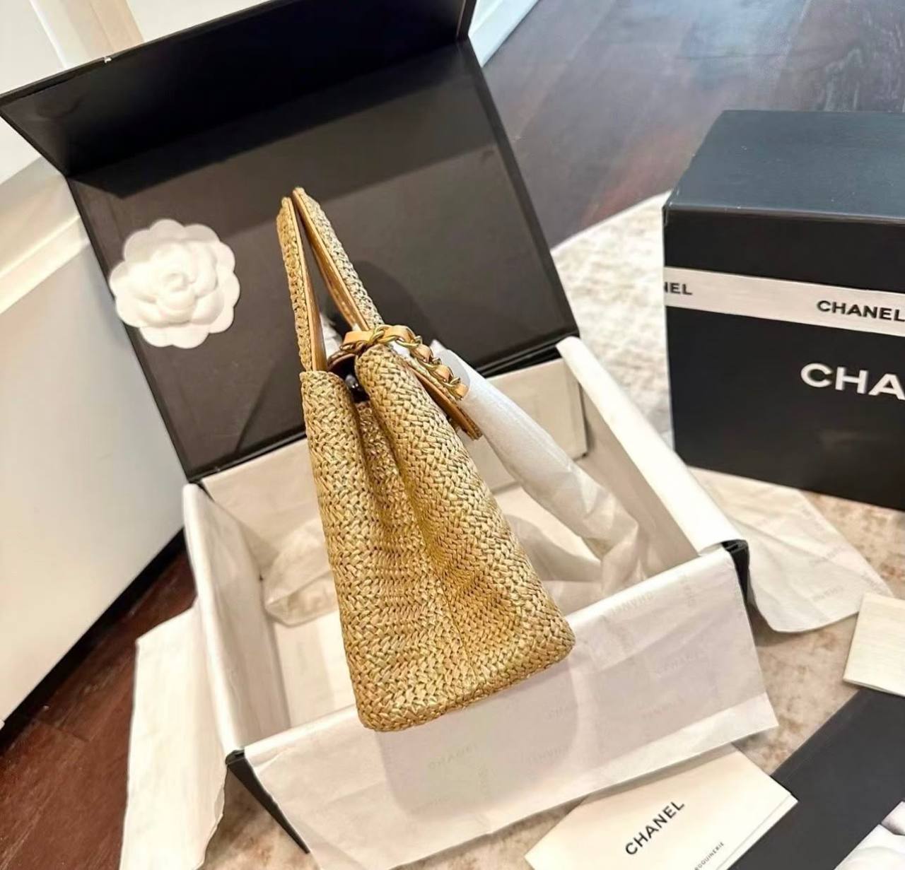 CHANEL
 GOOD QUALITY
 WITH BOX 
120 dhs✅

Zain39
♥️♥️♥️