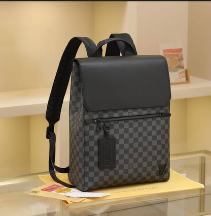 LV Backpack 
Good Quality 
105 dhs🪙🌨️

Zain250
♥️♥️♥️