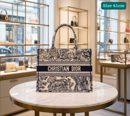 Dior

Good quality 

with box 
115 dhs🇦🇪

Zain186
♥️♥️♥️