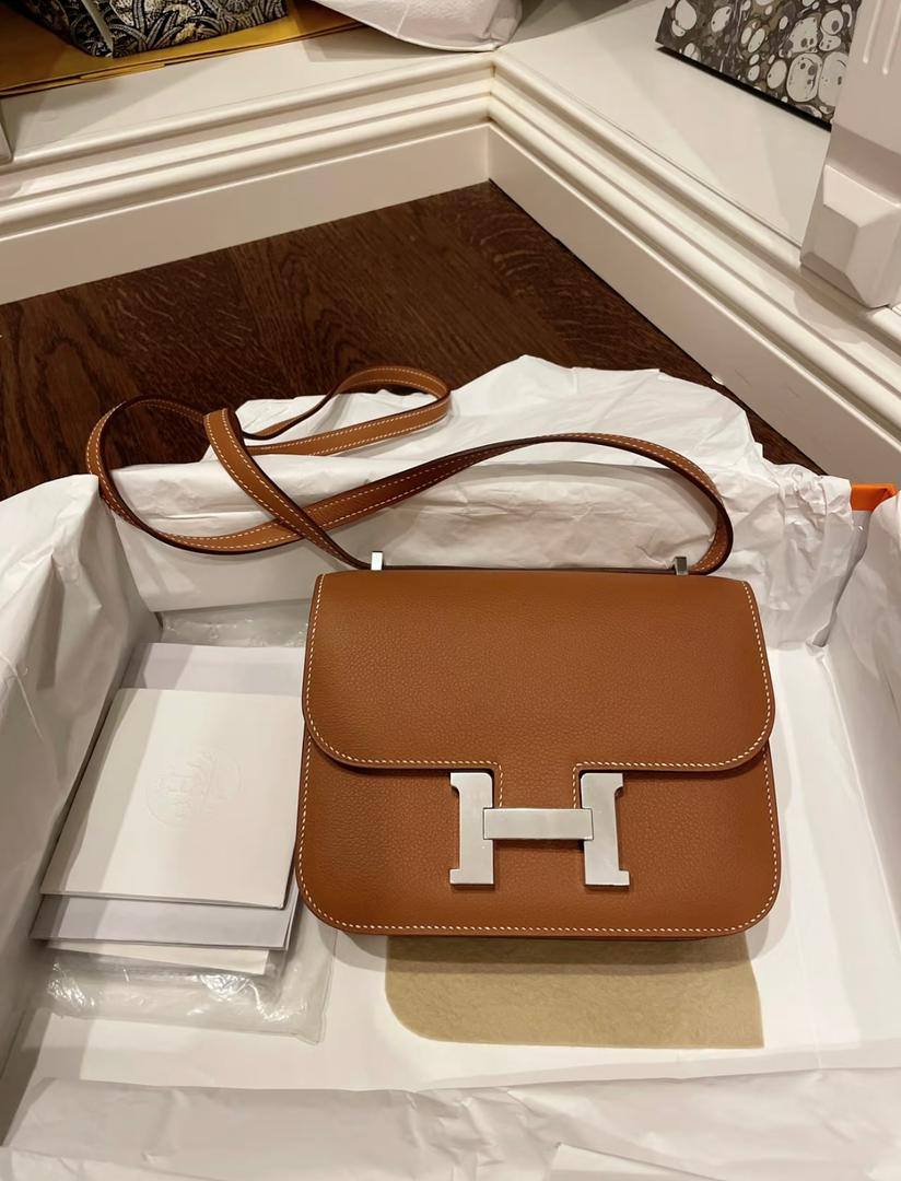 Hermes
100 dhs✅
with box
🎁🎁🎁

size
Small 19×6×15cm
Medium 24×6×17cm

Zain42
♥️♥️♥️
