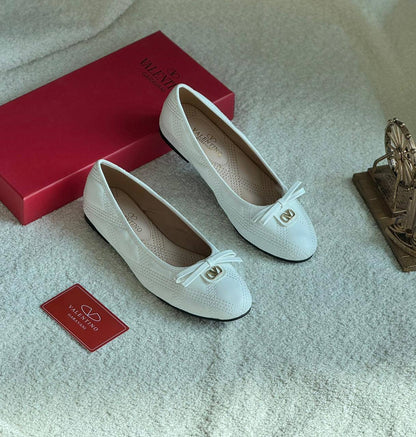 New. Valentino  ballerina 

   Size  .  36.  to 41

110 dhs🪙🌨️

Zain80
♥️♥️♥️