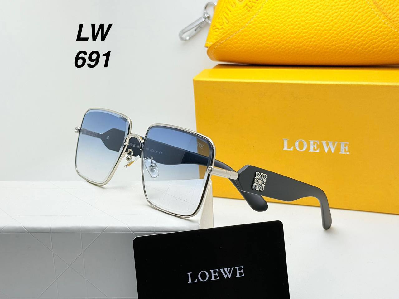 Loewe
70 dhs❤️

Zain126
♥️♥️♥️