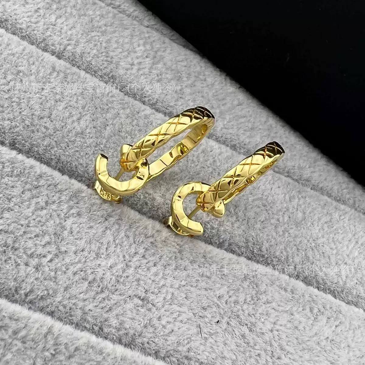 CHANEL ❤️‍🔥*
Earring 🦋
Master quality 💯
With normal boxes 🗃️ 
50 dhs💓
With master box 📦 
65 dhs💓

Zain216
♥️♥️♥️