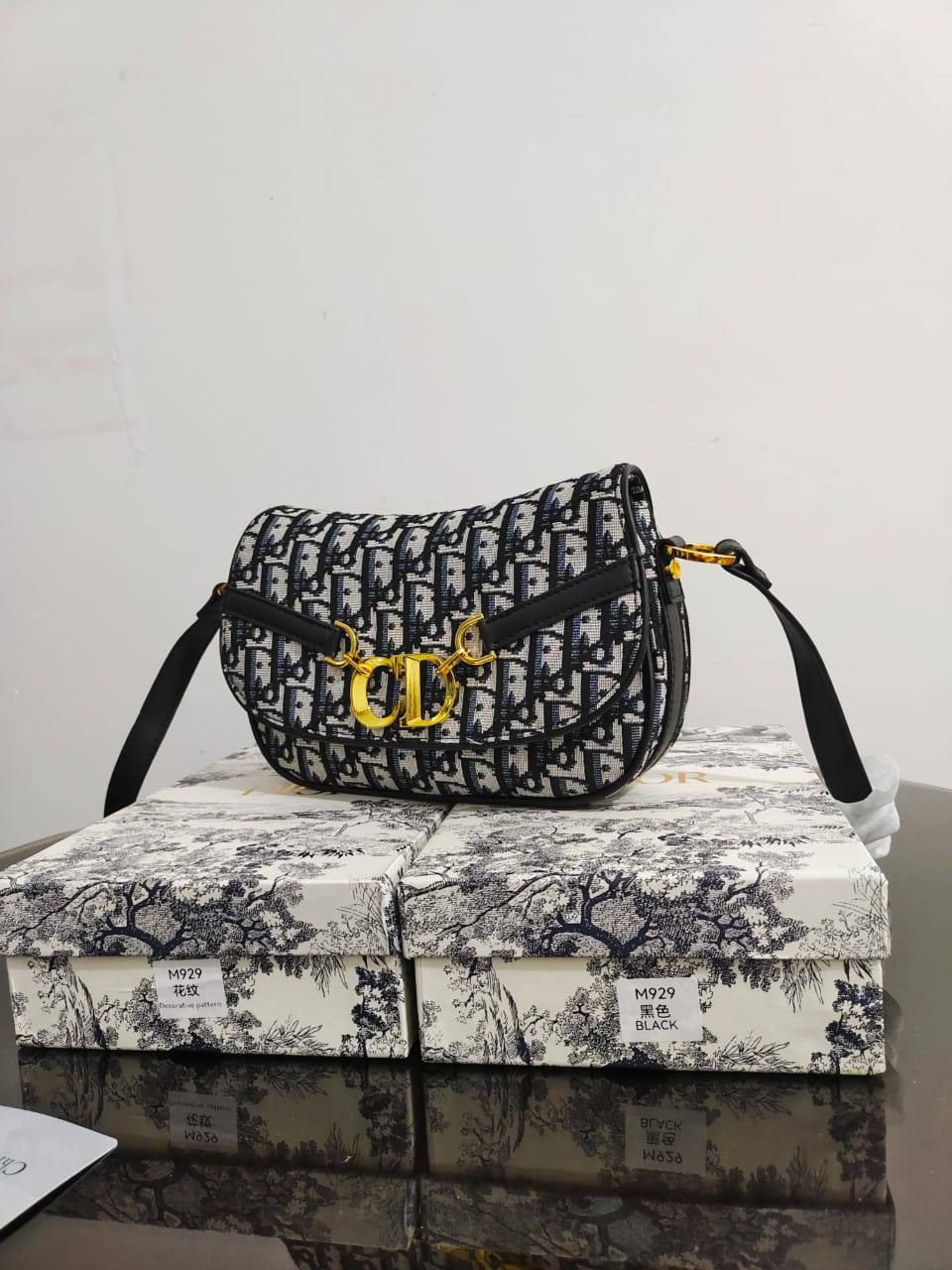 Dior

95 dhs✅

high quality 

With box
🎁🎁🎁

Zain26
♥️♥️♥️