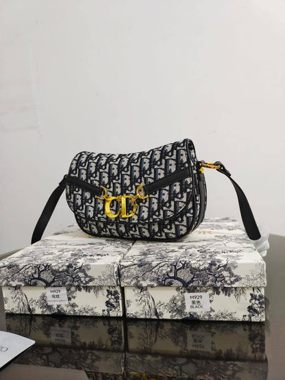 Dior

95 dhs✅

high quality 

With box
🎁🎁🎁

Zain26
♥️♥️♥️