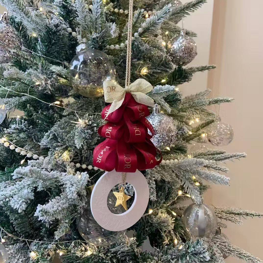 Hot selling dior car hanger 
45 dhs🪙🌨️ 

Zain243
♥️♥️♥️