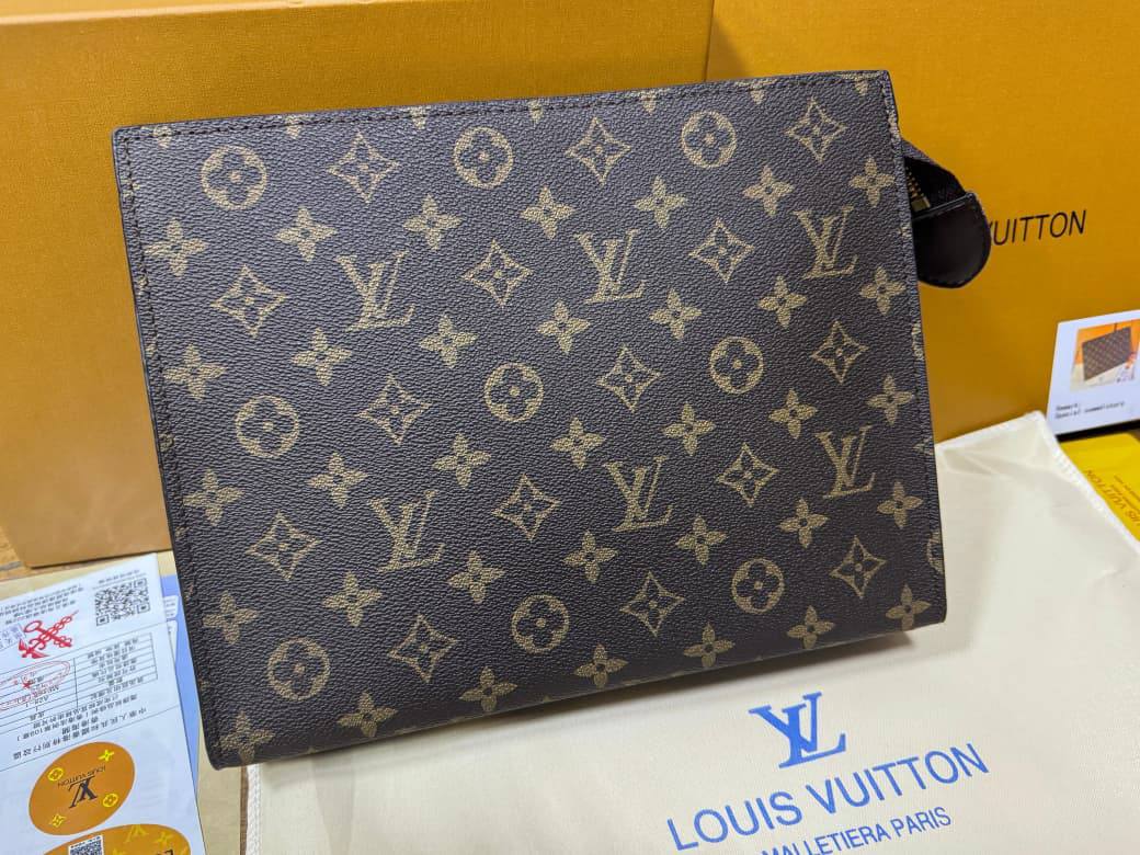 LV 
clutch with belt

Size: 26cm

With box 
🎁🎁🎁

65 dhs🗽

Zain50
♥️♥️♥️