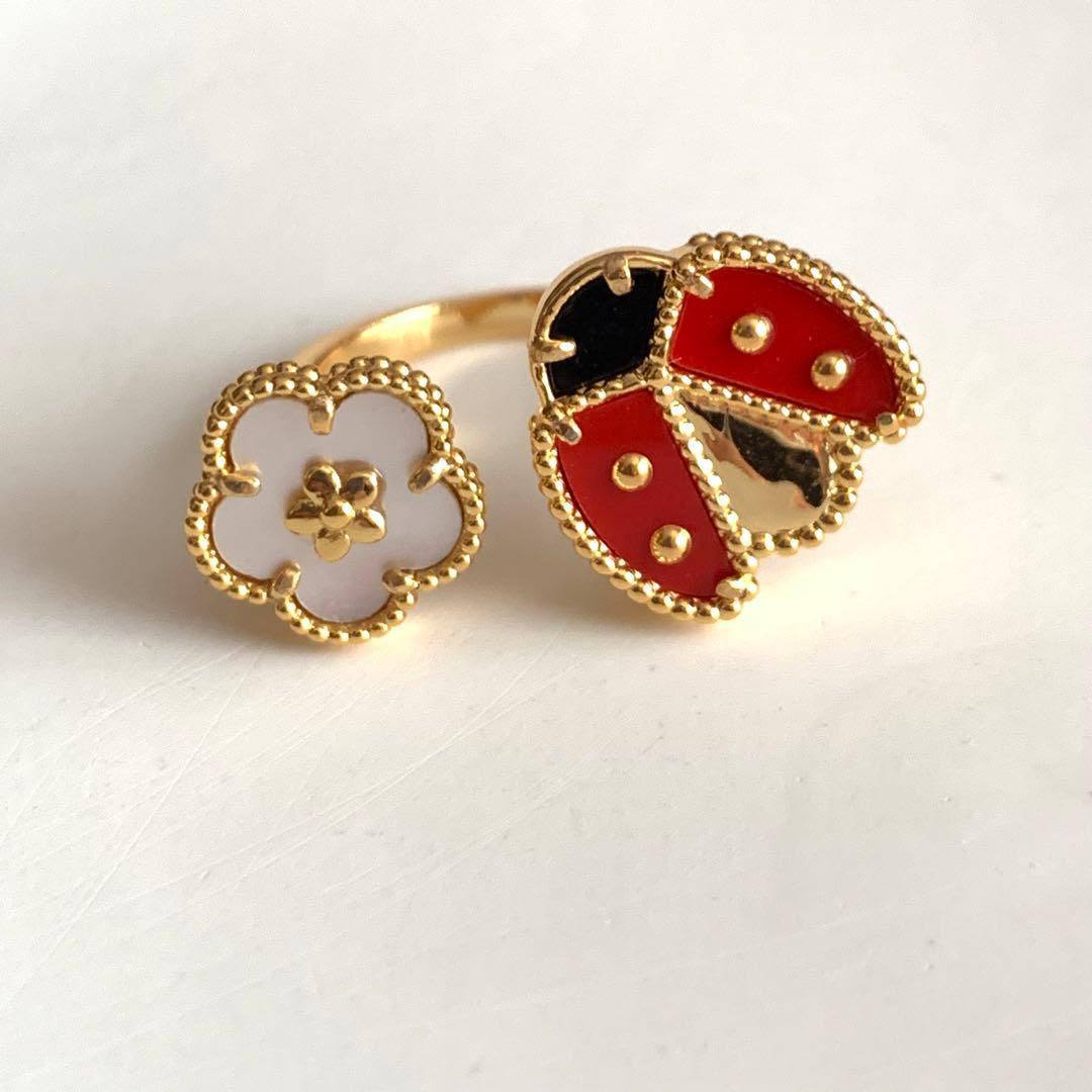 VCA ❤️‍🔥*
Bangle 😍
Ring 💍 free size 🔥
Master quality 💯
With normal boxes 🗃️ 
120 dhs🇦🇪🇦🇪

With master box 🗃️ 
Same in picture 👆
160 dhs🇦🇪🇦🇪

Zain216
♥️♥️♥️
