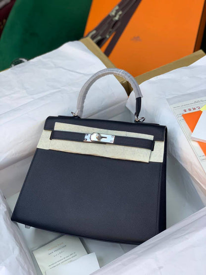 Hermes

115 dhs🌺

with box
🎁🎁🎁

size... 25* 20 cm 

Zain12
♥️♥️♥️
