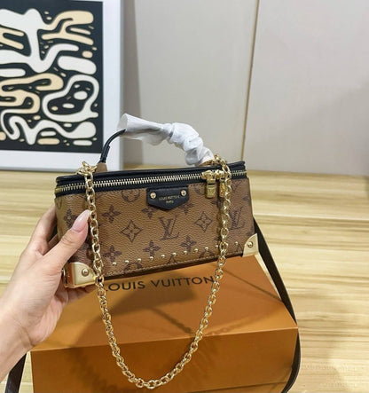 LV 
COPY ONE NEW CAME WITH BOX 
210 dhs🇦🇪🇦🇪

Zain295
♥️♥️♥️