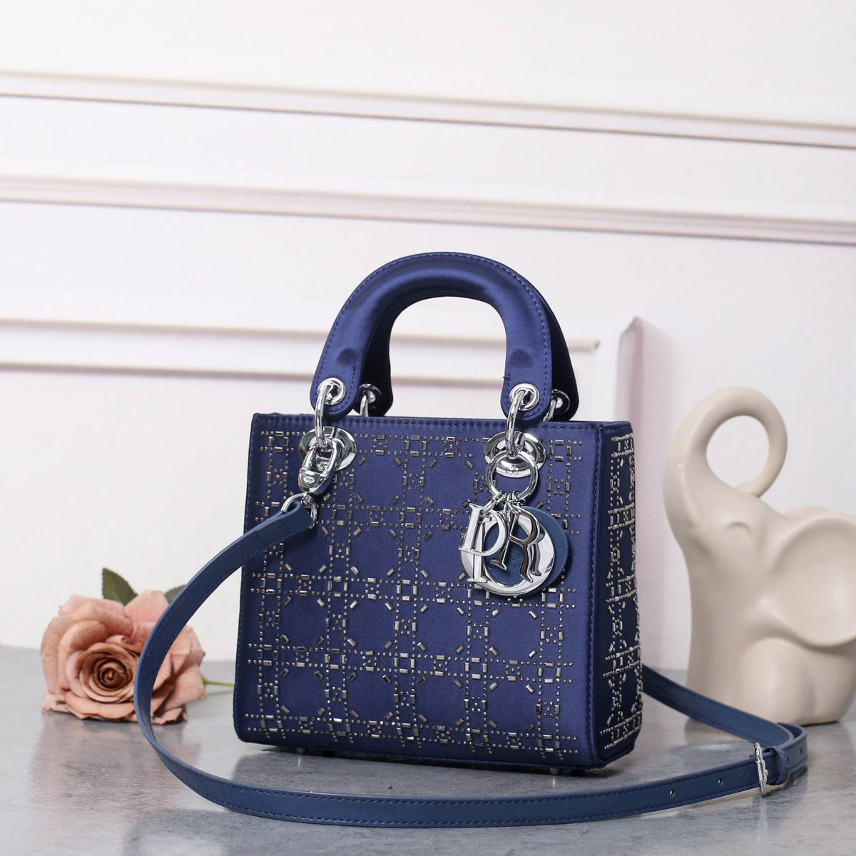 DIOR

best quality 
with box

125 dhs🇦🇪🇦🇪

size17CM
Zain290
♥️♥️♥️