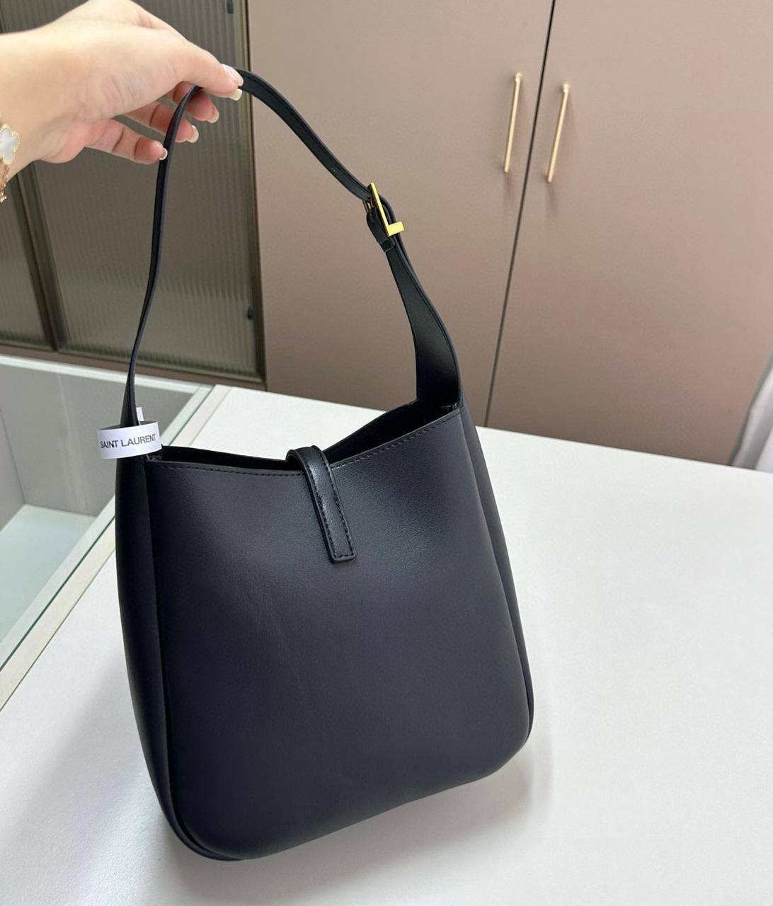 YSL
28*26*9cm
80 dhs✅

Zain17
♥️♥️♥️