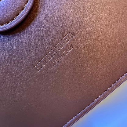 BOTTEGA NEW CAME GOOD QUALITY WITH BOX 
120 dhs✅

Zain295
♥️♥️♥️