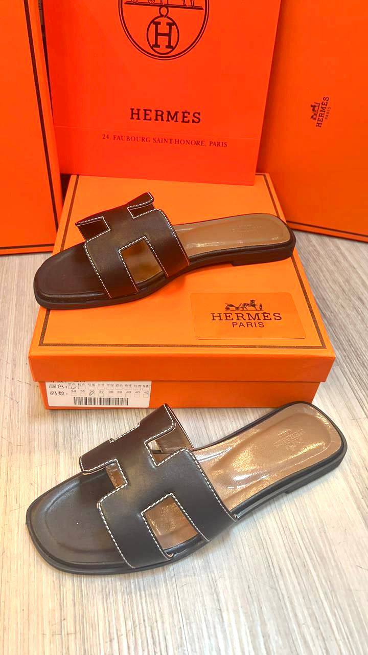 Hermes Slipper, 
New Arrived 
Size 36 To 41
100 dhs❣️

Zain120
♥️♥️♥️