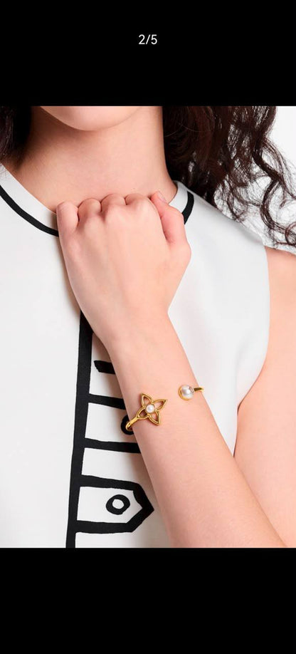LV
Necklace ✨
Bangle 😍
Earring 🦋
Master quality 💯
With normal boxes 🗃️ 
190 dhs🇦🇪🇦🇪

With master box 📦 
210 dhs🇦🇪🇦🇪

Zain216
♥️♥️♥️