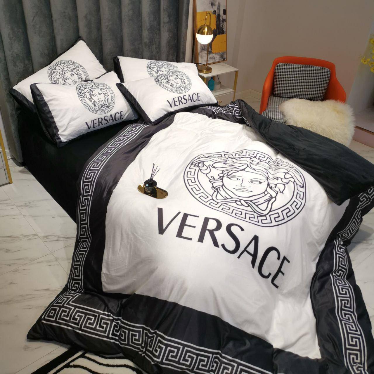 Master quality 
King size cover 6pcs set 
1 bedsheets 
1 Duvete cover 
4 pillowcases 
6 pcs set 
120 dhs🇦🇪

Zain99
♥️♥️♥️