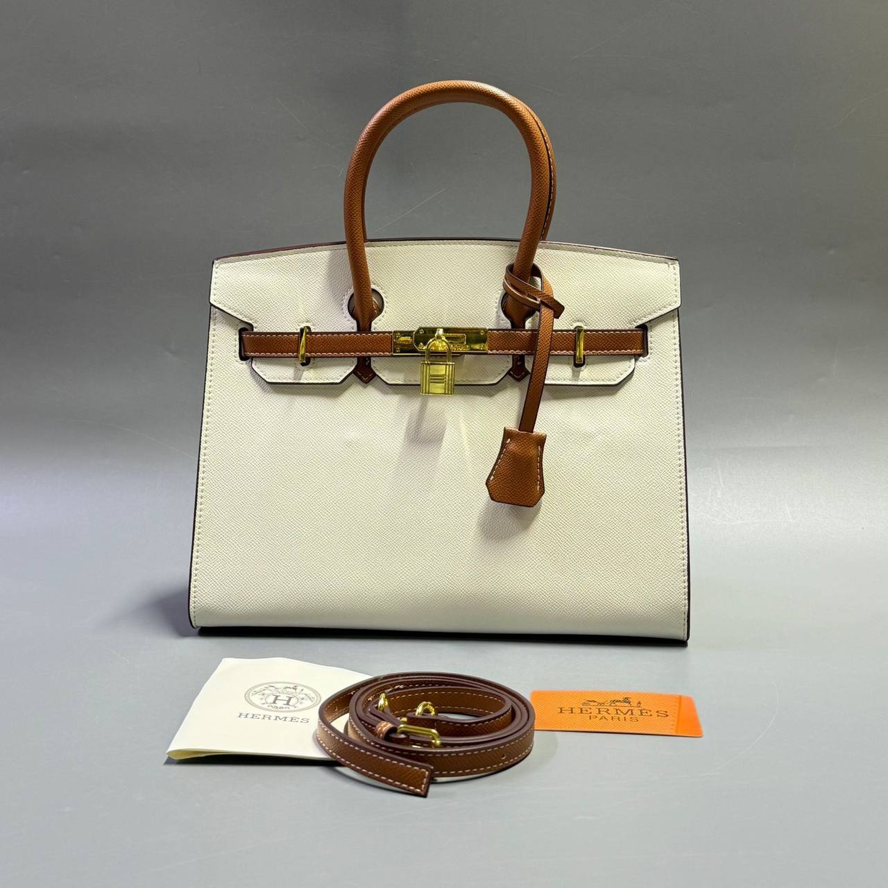 VALENTINO 

HIGH QUALITY

 WITH BOX 
🎁🎁🎁

130 dhs🇦🇪
Size:20cm

Zain39
♥️♥️♥️