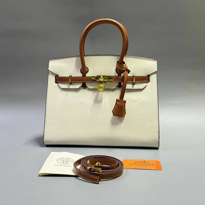 VALENTINO 

HIGH QUALITY

 WITH BOX 
🎁🎁🎁

130 dhs🇦🇪
Size:20cm

Zain39
♥️♥️♥️