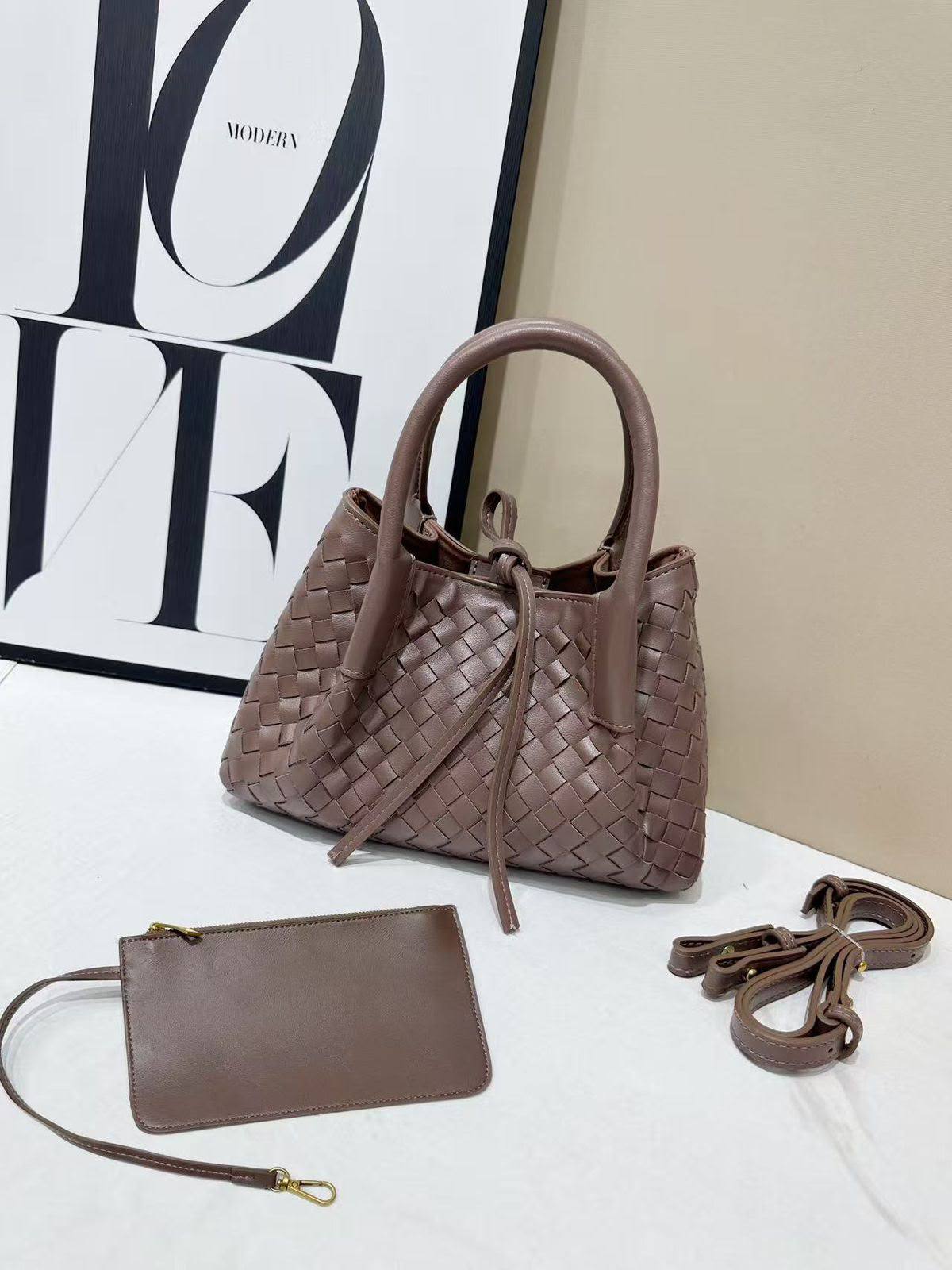 Bottega

With box
100 dhs🇦🇪🇦🇪

Size25cm

Zain138
♥️♥️♥️