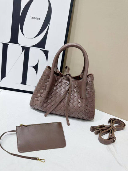 Bottega

With box
100 dhs🇦🇪🇦🇪

Size25cm

Zain138
♥️♥️♥️
