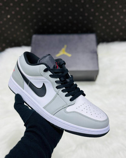 Jordan 1 Low 
Sizes 36-46 
150 dhs🪙💕

Zain232
♥️♥️♥️