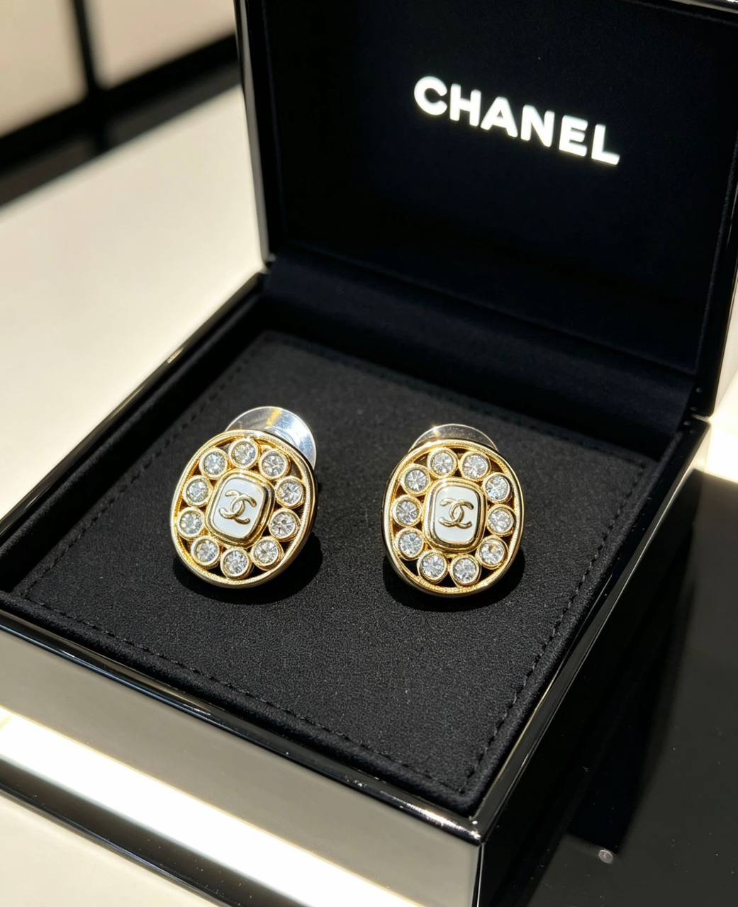 CHANEL 🦋*
Earring 🔥
Master quality 💯
With normal boxes 🗃️ 
And paper bag 🛍️
45 dhs✅
With master box 📦 
70 dhs✅

Zain216
♥️♥️♥️