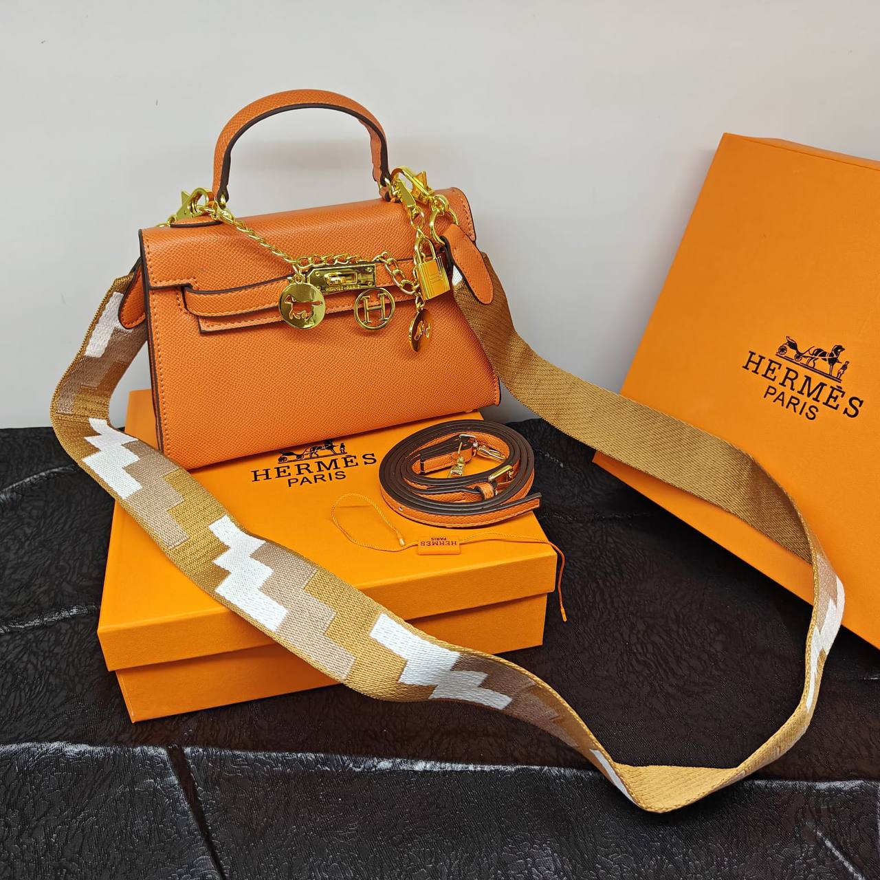 Hermes

95 dhs💓

with box
🎁🎁🎁

Zain235