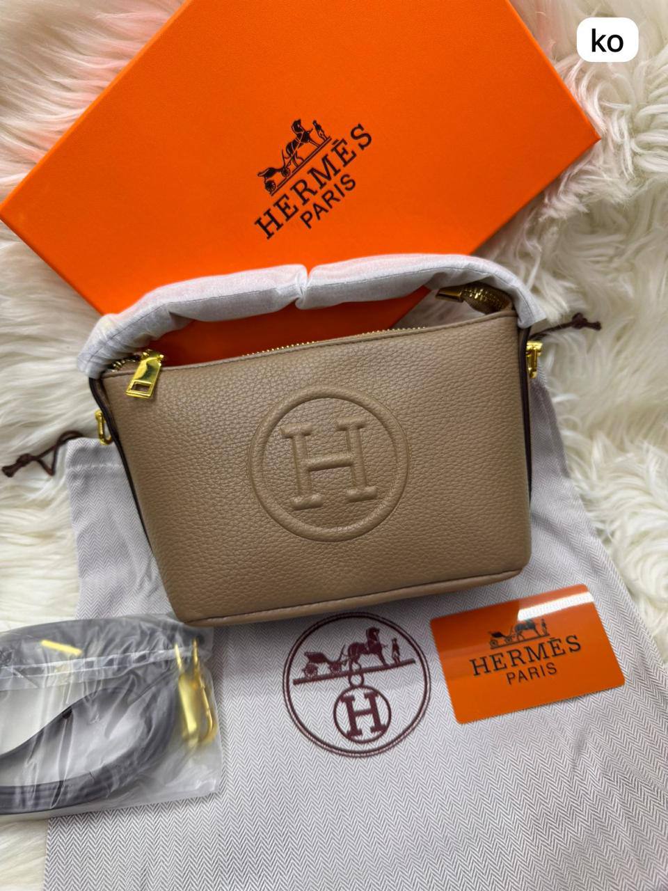 Hermes Brac
size : 17.5 * 13 * 8.5 cm
80 dhs🪙🖤

with box 🎁

Zain115
♥️♥️♥️