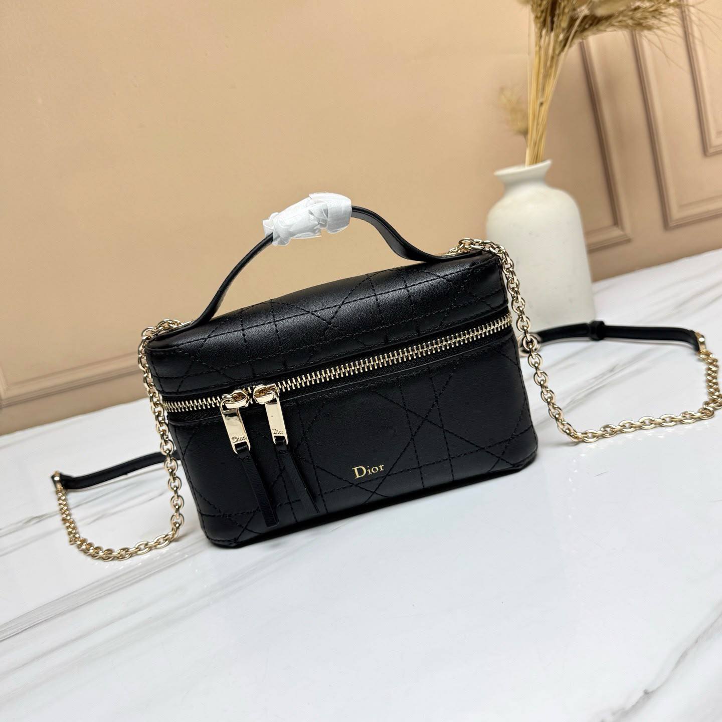 Dior
Master✅✅
270 dhs🇦🇪🇦🇪
#19cm🥰🥰

Zain228
♥️♥️♥️