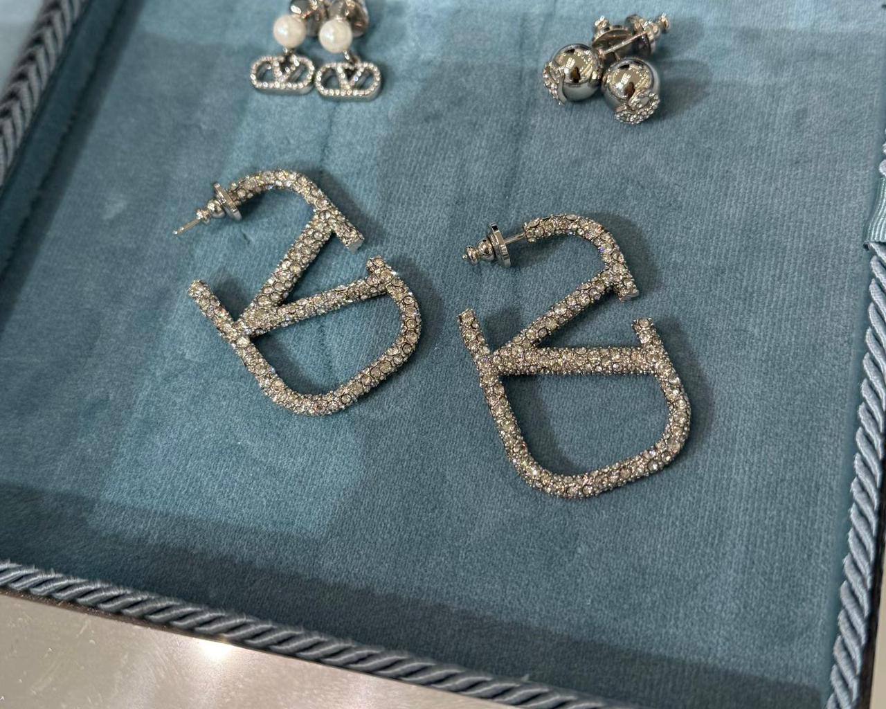 Valentino ❤️‍🔥*
Earring 🦋
Master quality 💯
With normal boxes 📦 
65 dhs❣️
With master box 🗃️ 
75 dhs❣️

Zain216
♥️♥️♥️